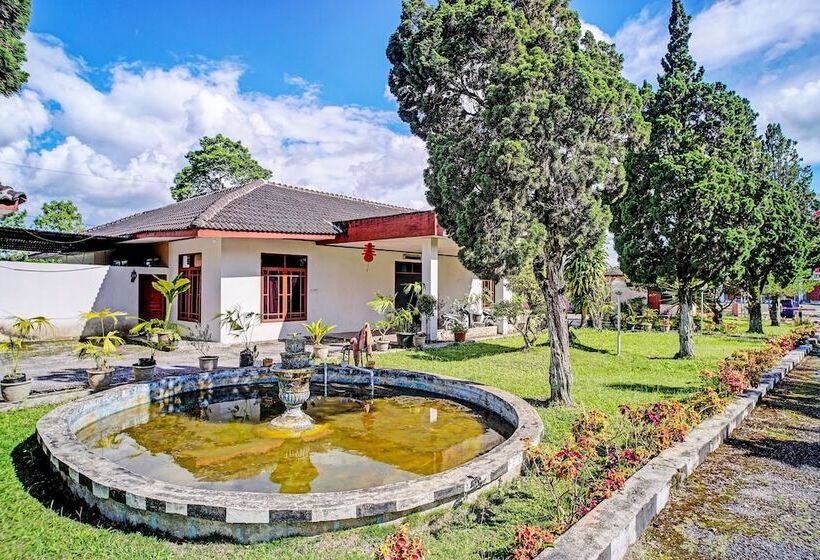 בית מלון כפרי Capital O 92214 Beristera