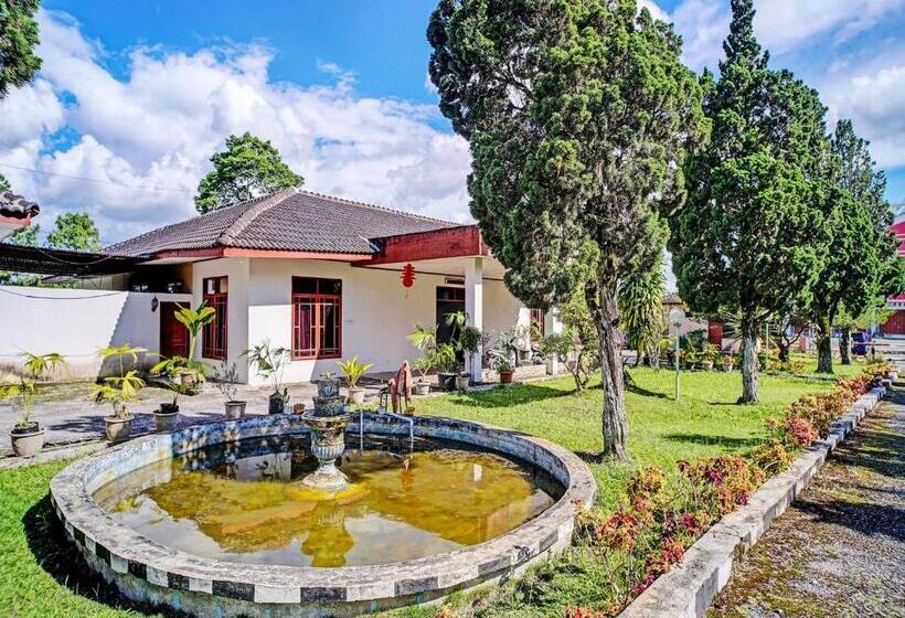 בית מלון כפרי Capital O 92214 Beristera