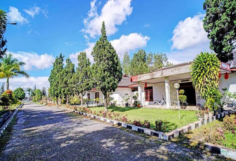 בית מלון כפרי Capital O 92214 Beristera