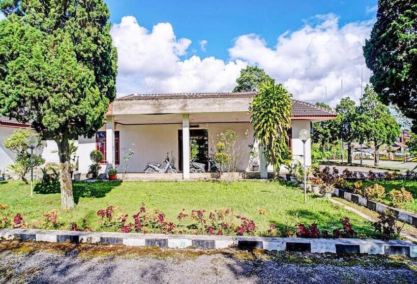 בית מלון כפרי Capital O 92214 Beristera