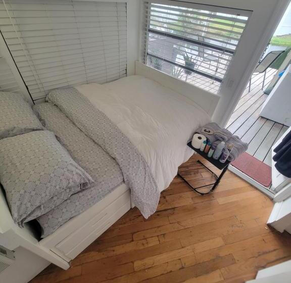 פנסיון 3 Great Room For Rent, Individual Entrance, Share Bathroom, Beautiful Lake, In Manufactured Home 5 M