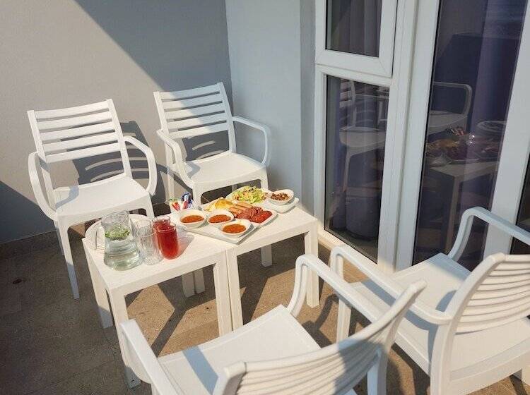 12 Oceans Hotel And Conference Centre