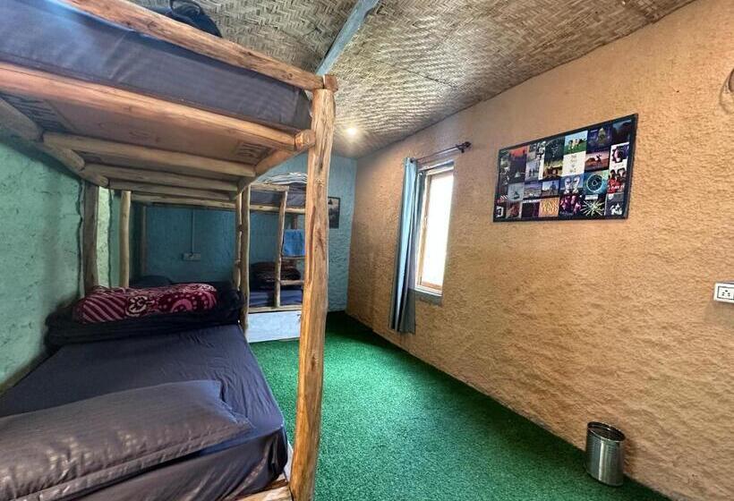 هاستل Circle Square