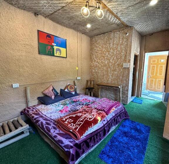 هاستل Circle Square