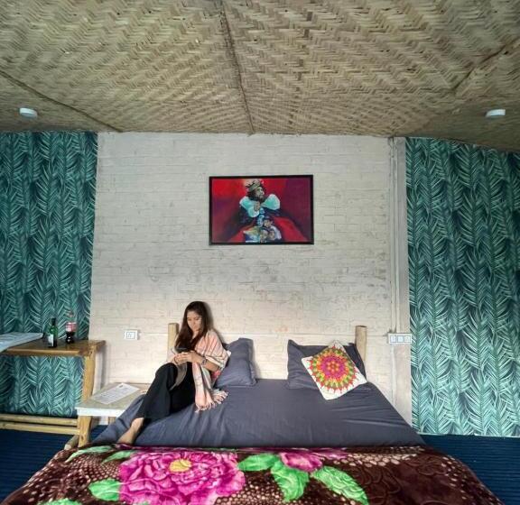 هاستل Circle Square