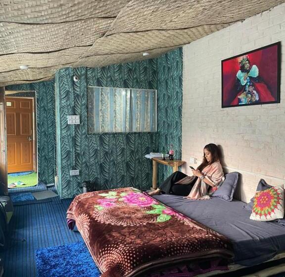 هاستل Circle Square