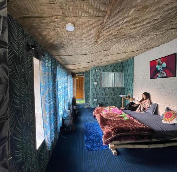 هاستل Circle Square