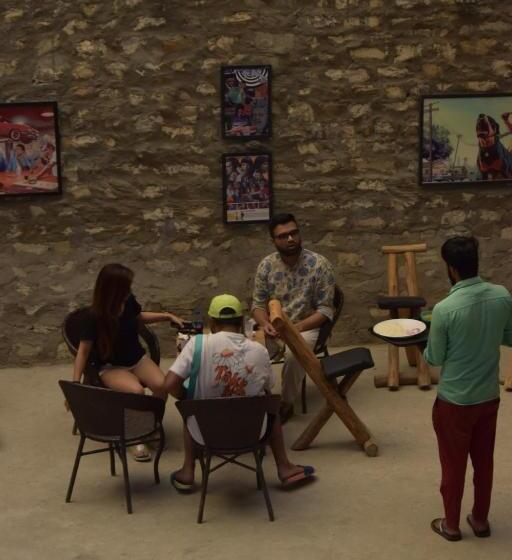 هاستل Circle Square