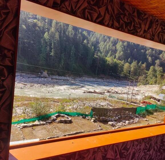 هاستل Circle Square