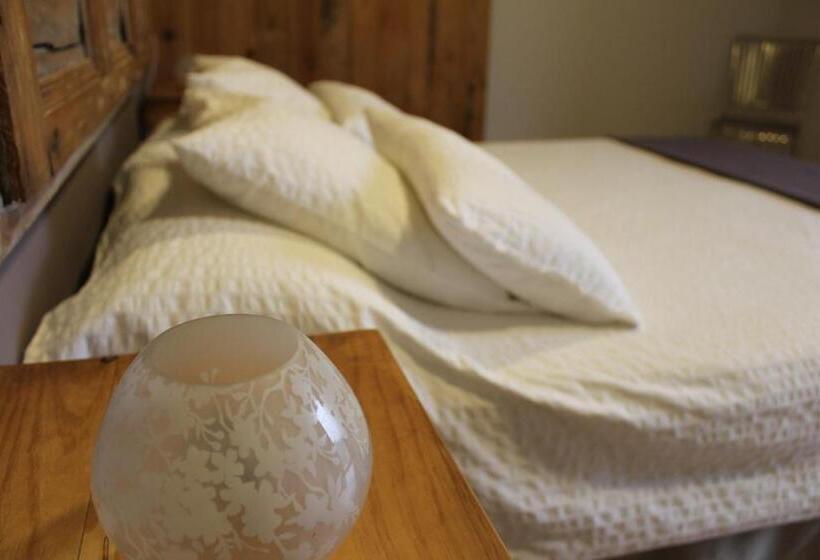 Castell De Ceuró. Hotel Rural