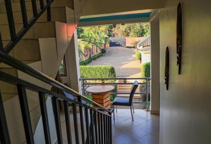 هتل Crown Inn Bulindo