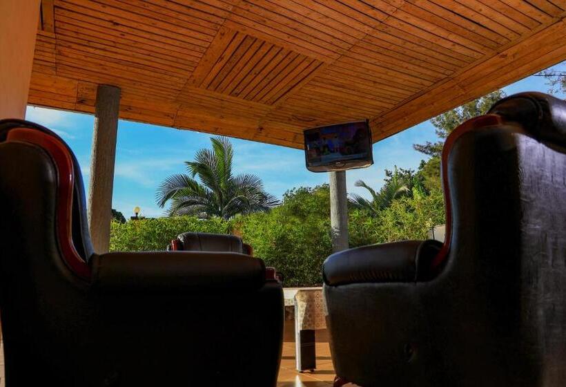 هتل Crown Inn Bulindo