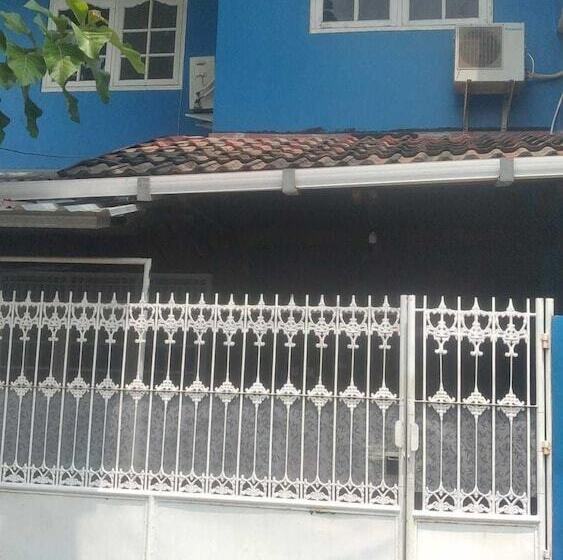 ホテル Express O 92061 Omah Oewie Syariah