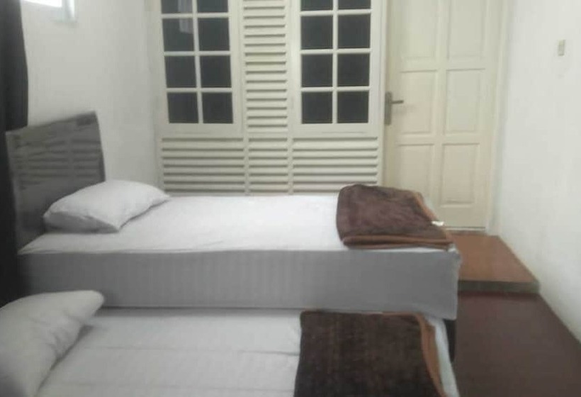 ホテル Express O 92061 Omah Oewie Syariah