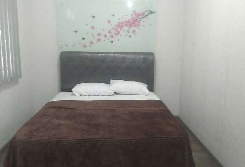 ホテル Express O 92061 Omah Oewie Syariah