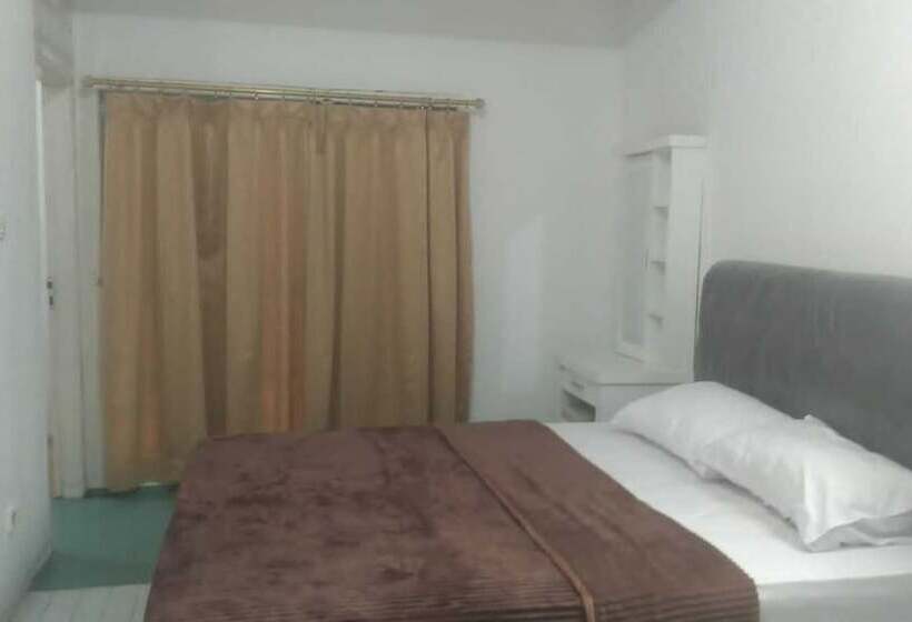 ホテル Express O 92061 Omah Oewie Syariah