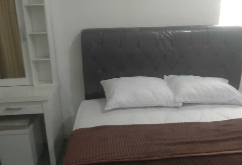 ホテル Express O 92061 Omah Oewie Syariah