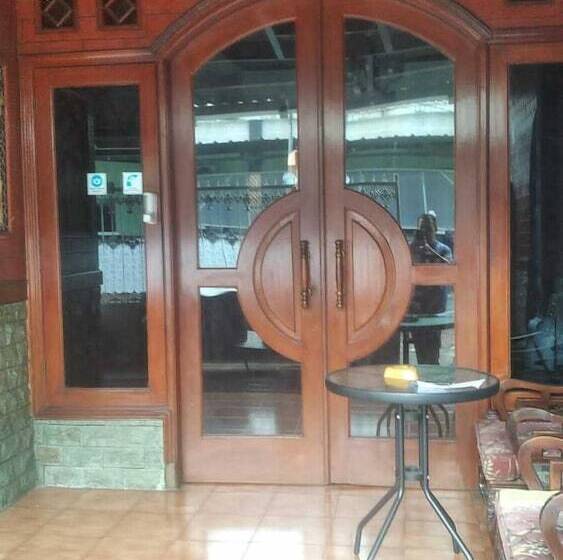 ホテル Express O 92061 Omah Oewie Syariah