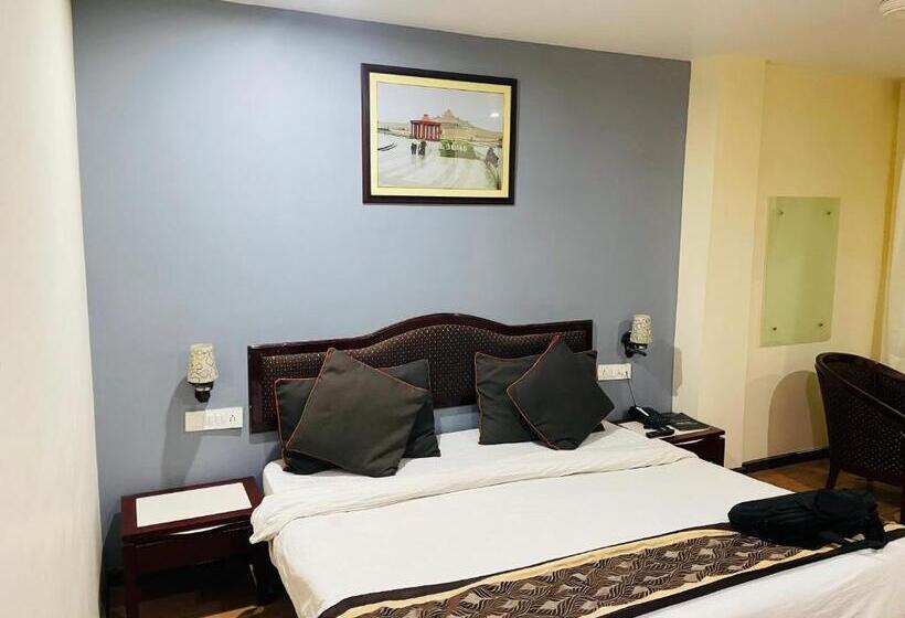 Отель The Royal Presidency Inn