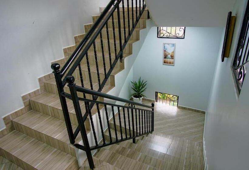 Hutland Hotel Garuga