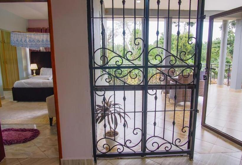 Hutland Hotel Garuga