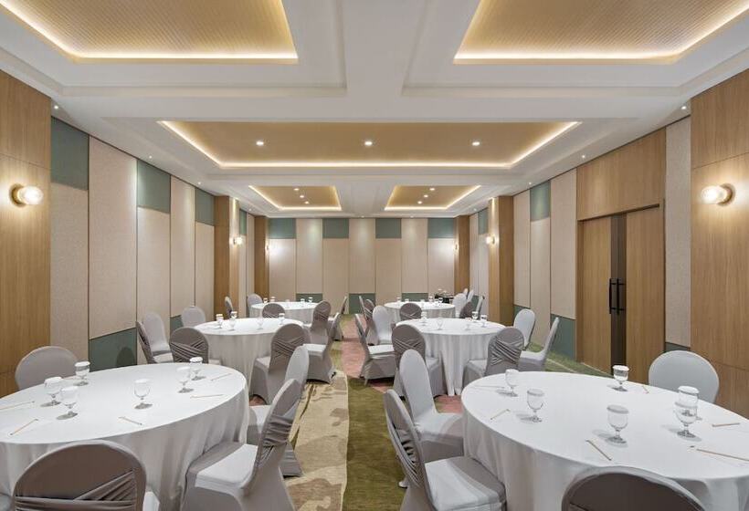 Maxonehotels At Kota Harapan Indah Bekasi