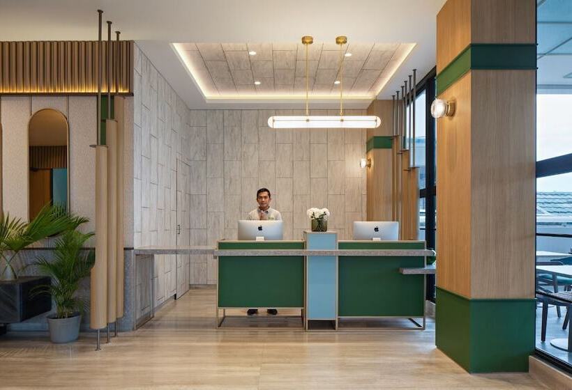 Maxonehotels At Kota Harapan Indah Bekasi