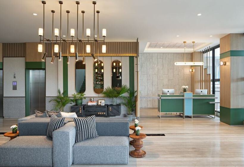 Maxonehotels At Kota Harapan Indah Bekasi