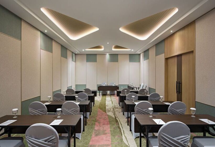 Maxonehotels At Kota Harapan Indah Bekasi