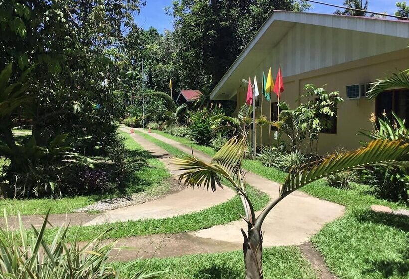 فندق صغير Camiguin Lanzones Resort