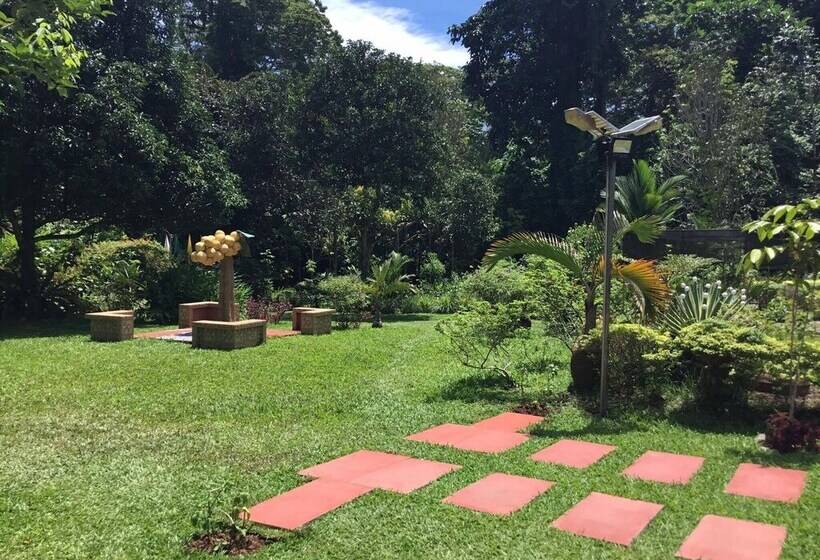 فندق صغير Camiguin Lanzones Resort