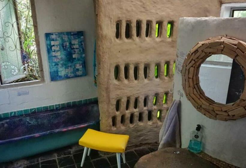 فندق صغير In The Green Backpackers