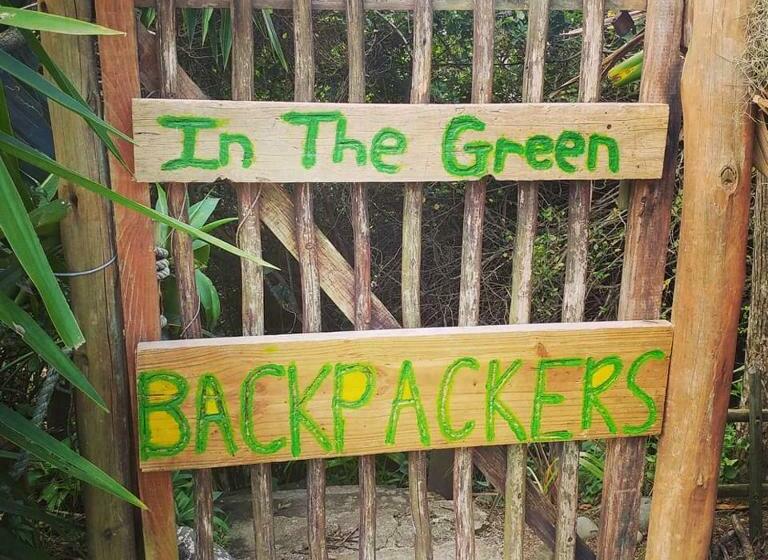 فندق صغير In The Green Backpackers