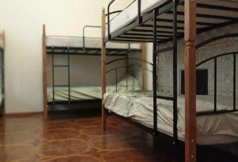 הוסטל R & R International