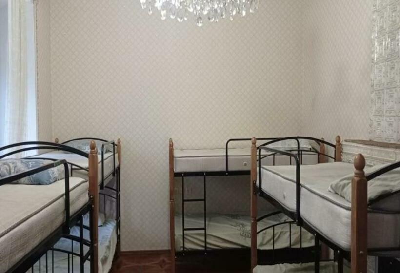 הוסטל R & R International