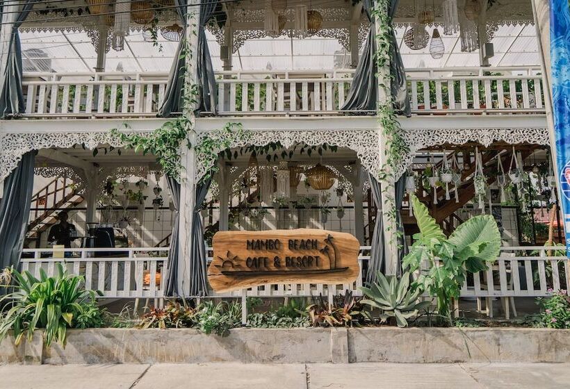 בית מלון כפרי Mambo Beach Resort