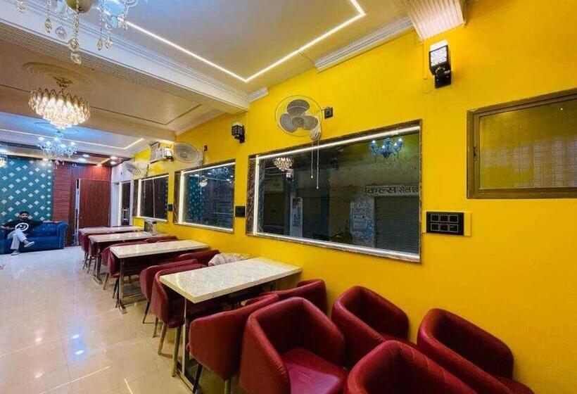 בית מלון כפרי Oyo Flagship 70361 K R Residency