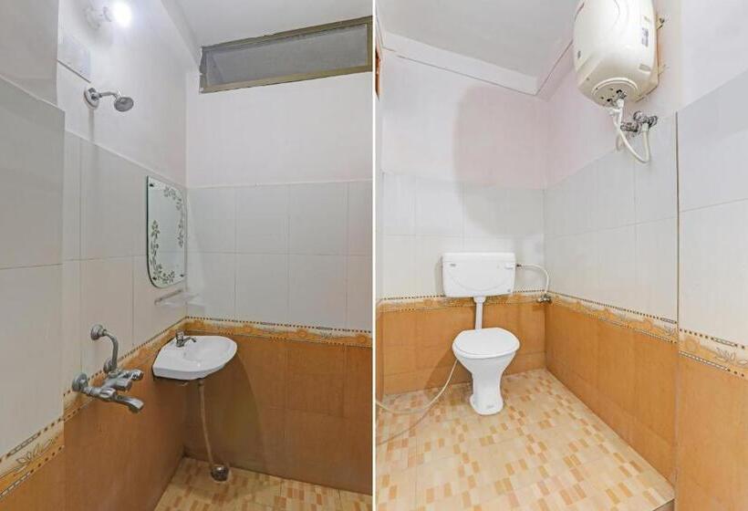 בית מלון כפרי Oyo Flagship 70361 K R Residency