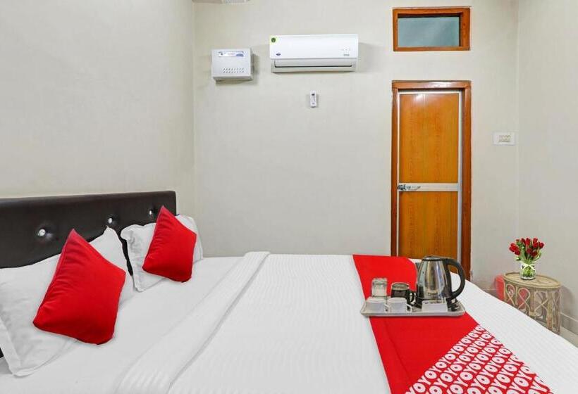 בית מלון כפרי Oyo Flagship 70361 K R Residency