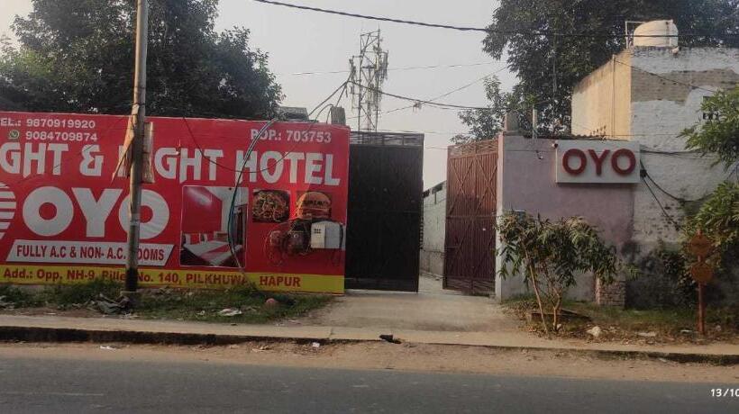 ホテル Oyo Light And Night