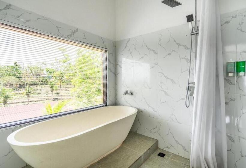 בית מלון כפרי Pini Sentana Village Nusa Penida