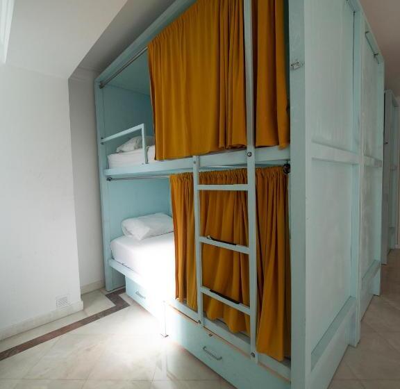 Общежитие Impact Beach House