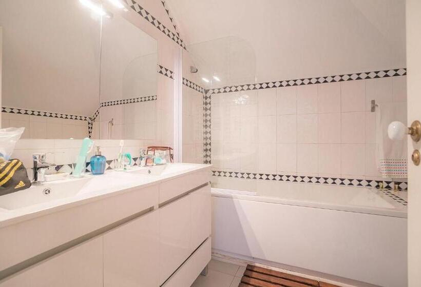 Общежитие Impact Beach House