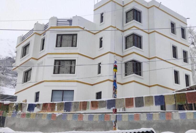 Hotel Apricot Inn Kargil