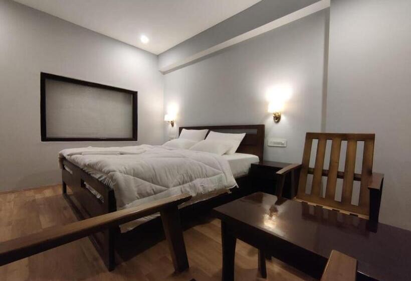 Hotel Apricot Inn Kargil