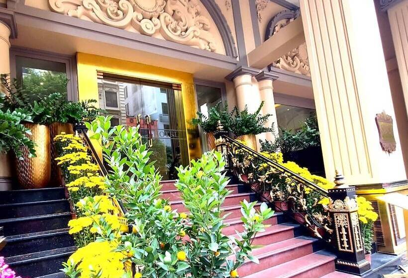 California Saigon Hotel & Rooftop Pool