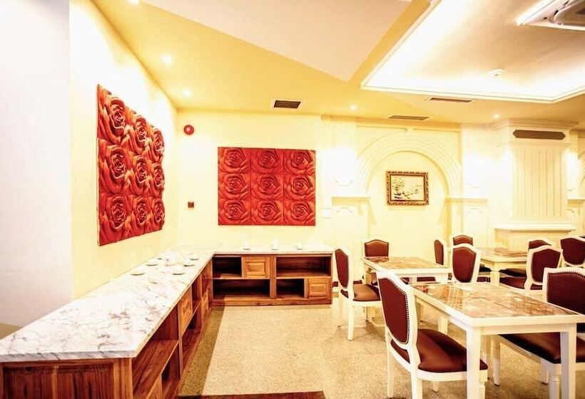 California Saigon Hotel & Rooftop Pool