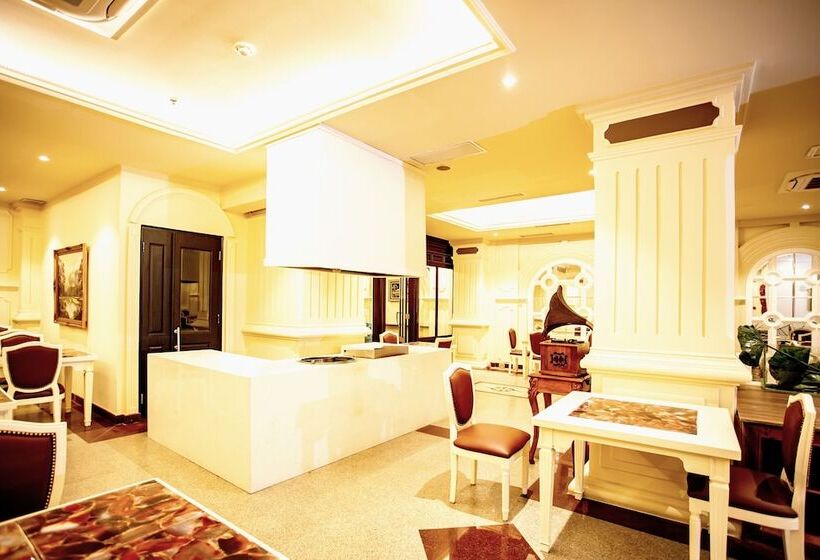 California Saigon Hotel & Rooftop Pool