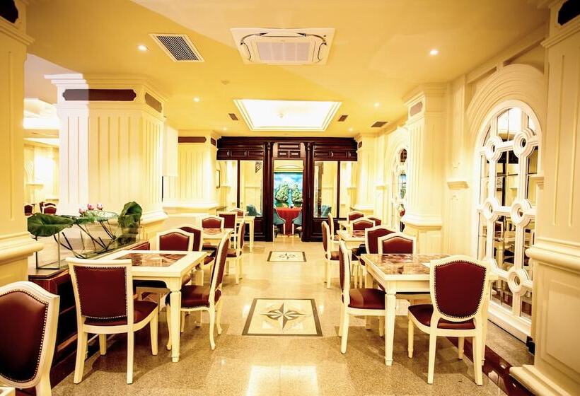 California Saigon Hotel & Rooftop Pool