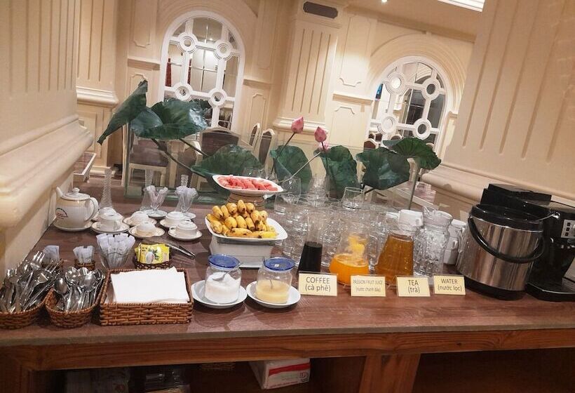 California Saigon Hotel & Rooftop Pool